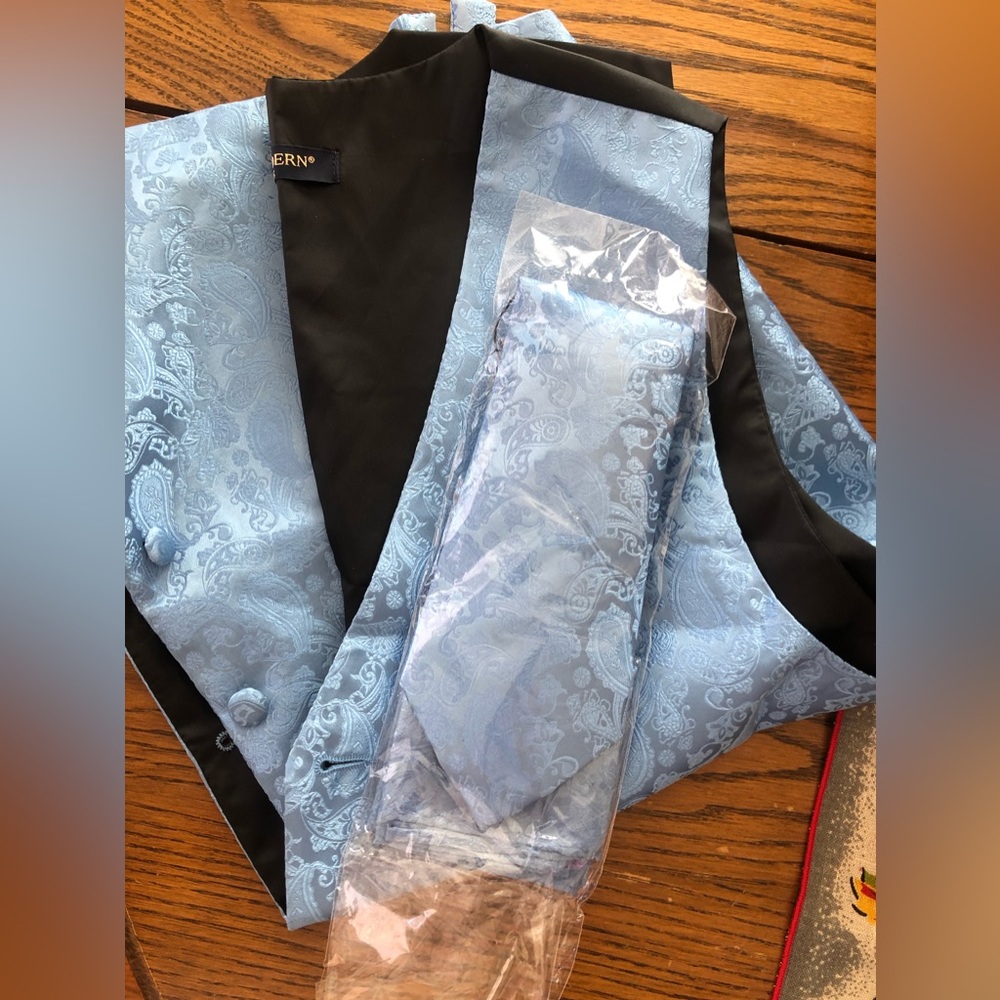 NWOT  HISDERN Baby Blue Prom Wedding Formal Waistcoat Vest Tie & Scarf